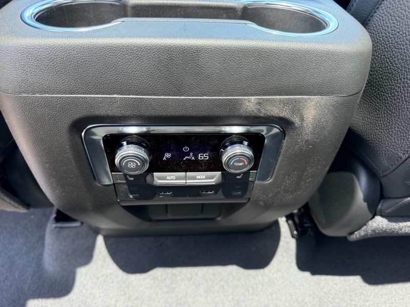 GMC Yukon XL Vehicle Full-screen Gallery Image 12