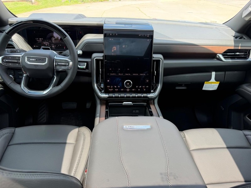 GMC Yukon XL Vehicle Full-screen Gallery Image 13