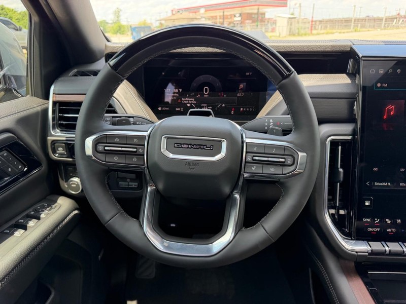 GMC Yukon XL Vehicle Full-screen Gallery Image 14