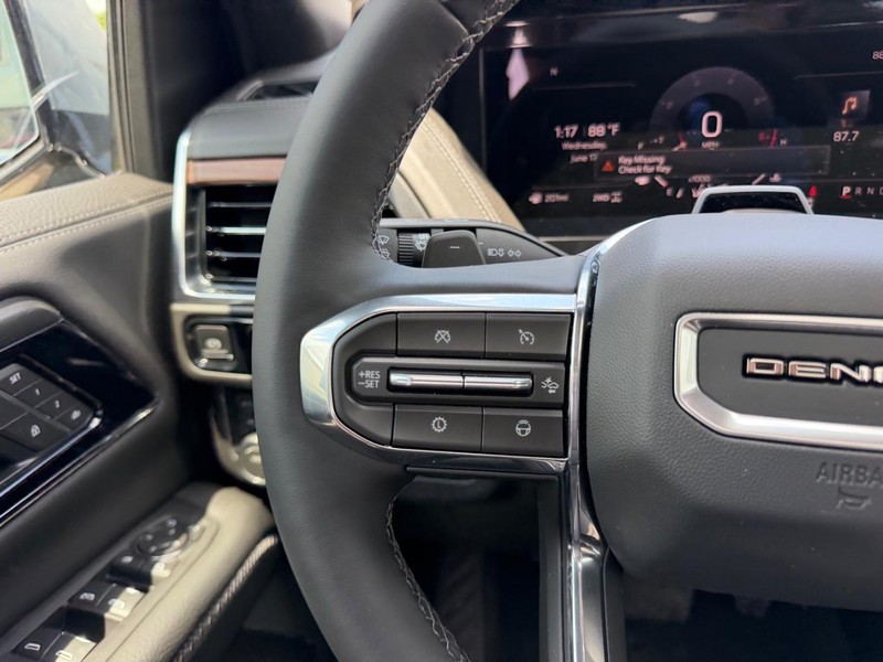 GMC Yukon XL Vehicle Full-screen Gallery Image 15