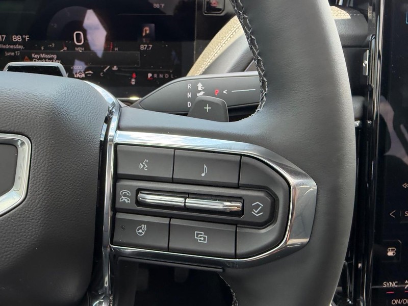 GMC Yukon XL Vehicle Full-screen Gallery Image 16