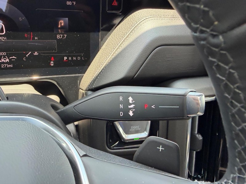 GMC Yukon XL Vehicle Full-screen Gallery Image 17