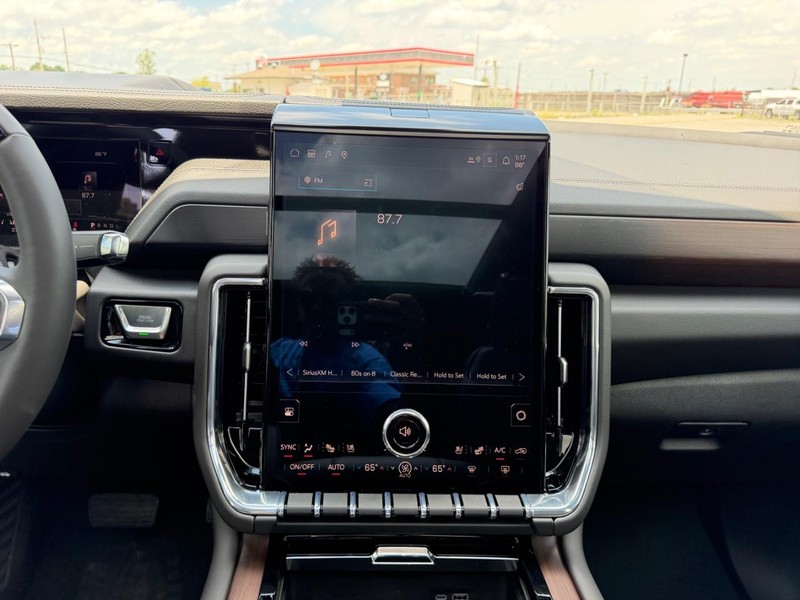 GMC Yukon XL Vehicle Full-screen Gallery Image 18