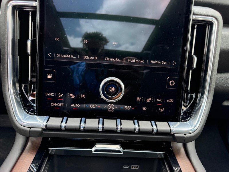GMC Yukon XL Vehicle Full-screen Gallery Image 19