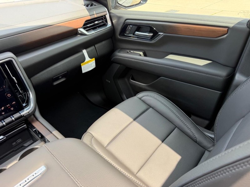 GMC Yukon XL Vehicle Full-screen Gallery Image 20
