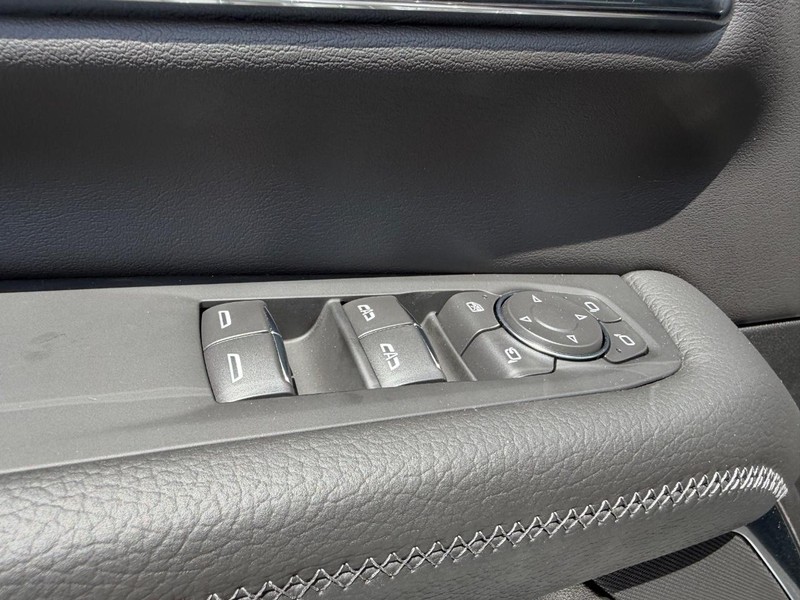GMC Yukon XL Vehicle Full-screen Gallery Image 21