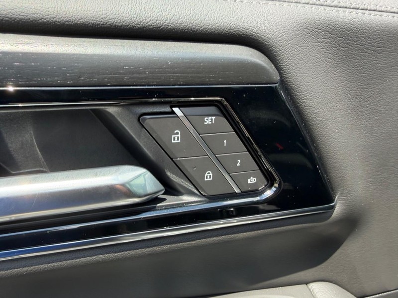 GMC Yukon XL Vehicle Full-screen Gallery Image 22