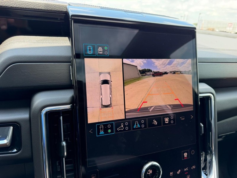 GMC Yukon XL Vehicle Full-screen Gallery Image 25