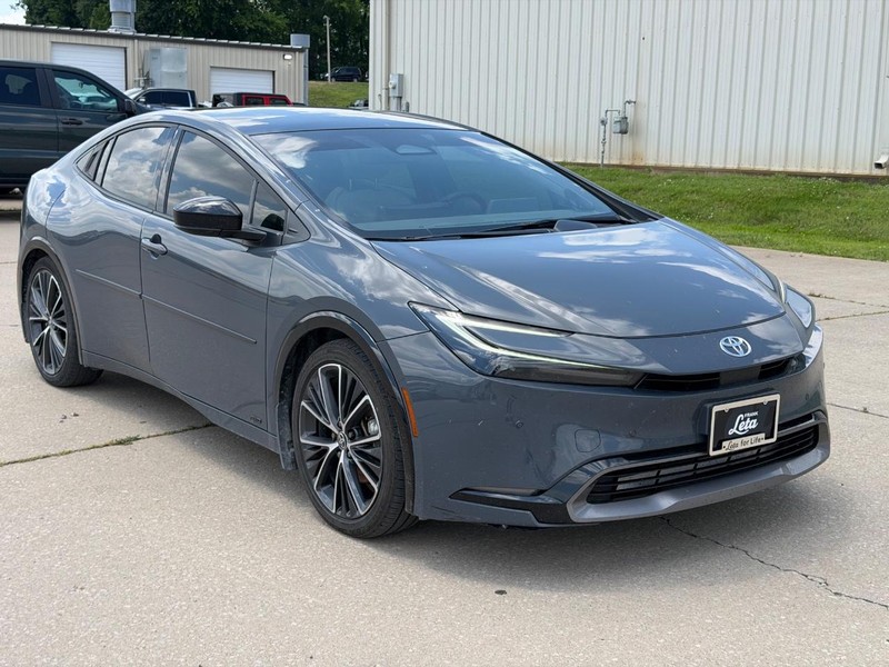 Toyota Prius Vehicle Full-screen Gallery Image 2