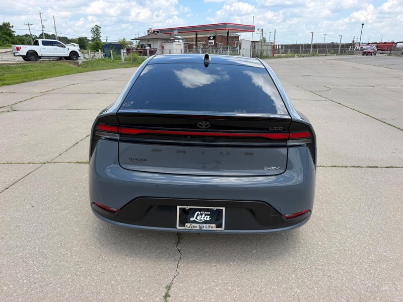 Toyota Prius Vehicle Full-screen Gallery Image 5