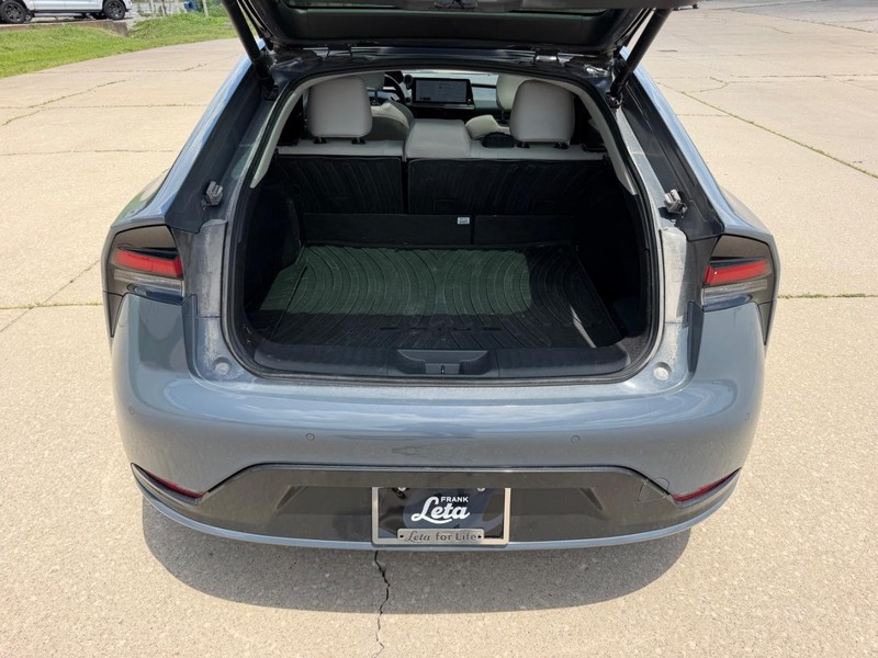Toyota Prius Vehicle Full-screen Gallery Image 6