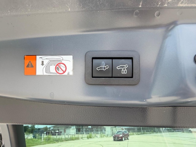 Toyota Prius Vehicle Full-screen Gallery Image 7