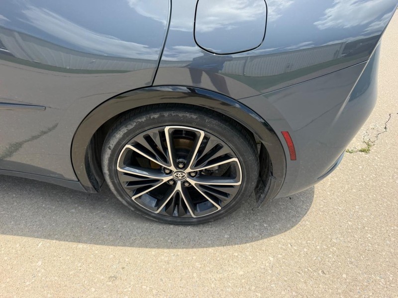 Toyota Prius Vehicle Full-screen Gallery Image 8