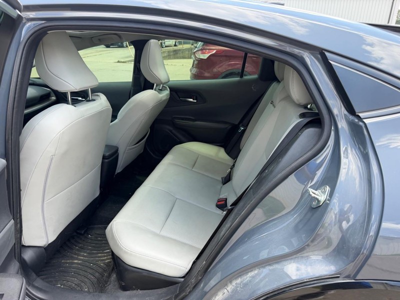 Toyota Prius Vehicle Full-screen Gallery Image 9