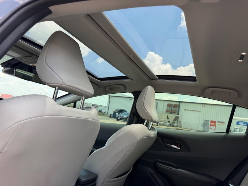 Toyota Prius Vehicle Full-screen Gallery Image 10