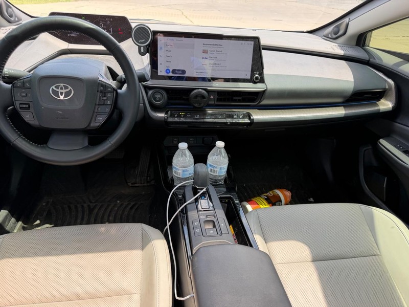 Toyota Prius Vehicle Full-screen Gallery Image 11