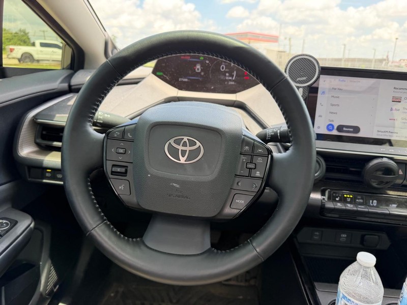 Toyota Prius Vehicle Full-screen Gallery Image 12