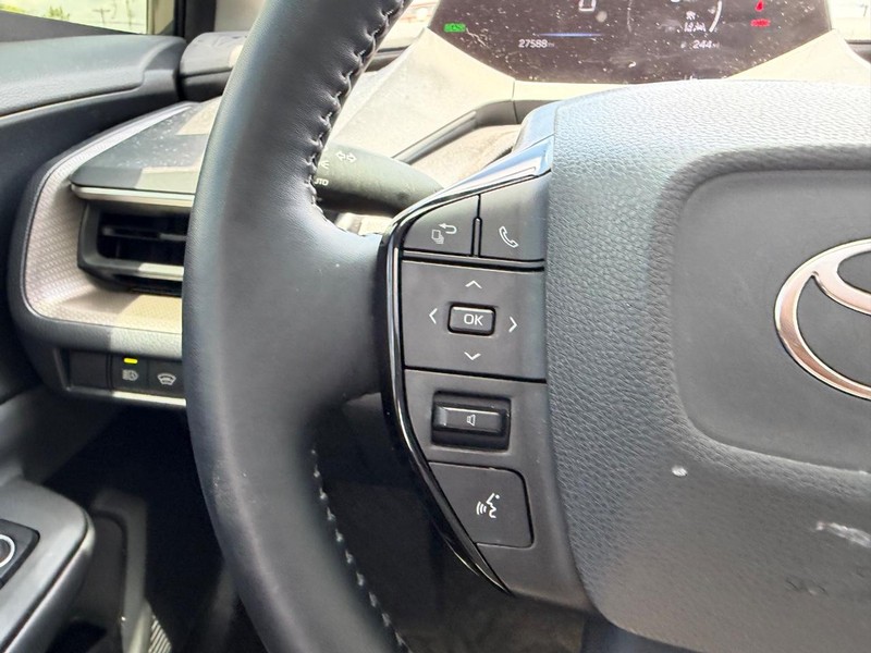 Toyota Prius Vehicle Full-screen Gallery Image 13