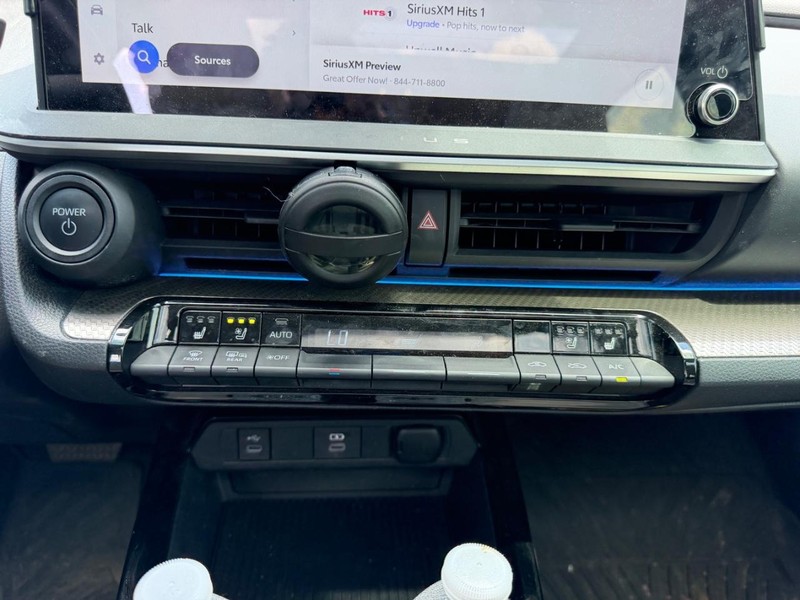 Toyota Prius Vehicle Full-screen Gallery Image 16