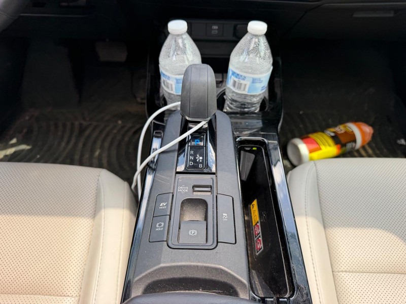 Toyota Prius Vehicle Full-screen Gallery Image 17