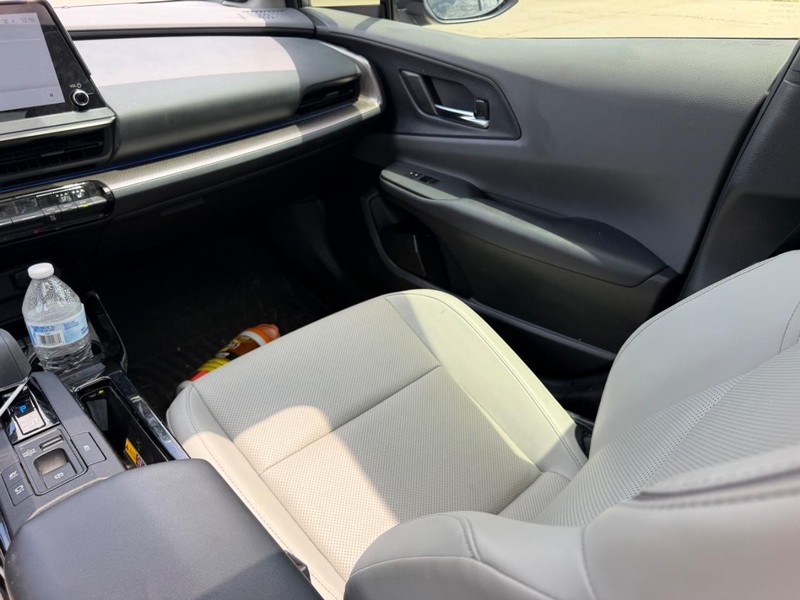 Toyota Prius Vehicle Full-screen Gallery Image 18