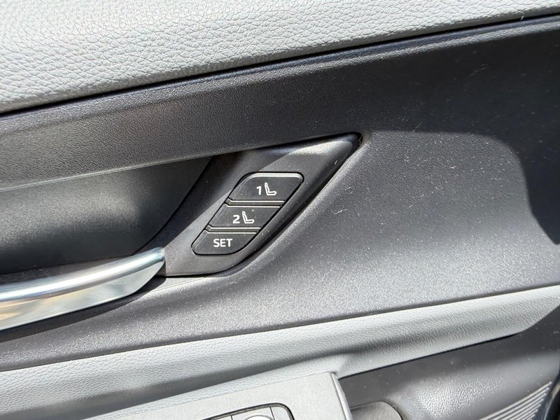 Toyota Prius Vehicle Full-screen Gallery Image 20