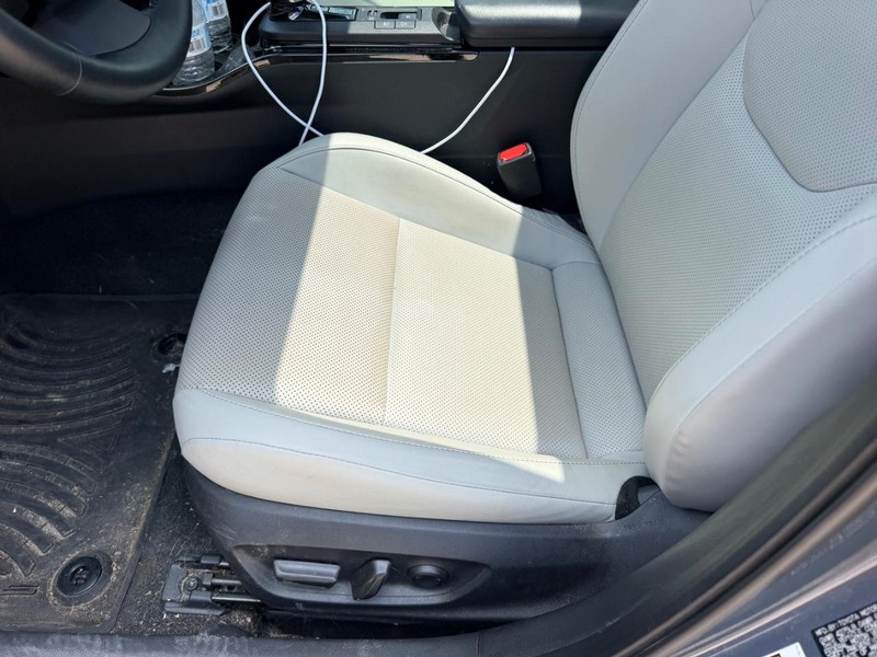 Toyota Prius Vehicle Full-screen Gallery Image 21