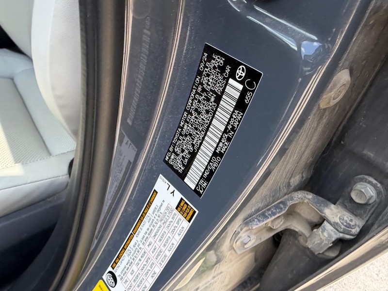 Toyota Prius Vehicle Full-screen Gallery Image 24