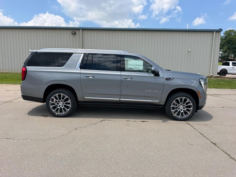GMC Yukon XL Vehicle Full-screen Gallery Image 2