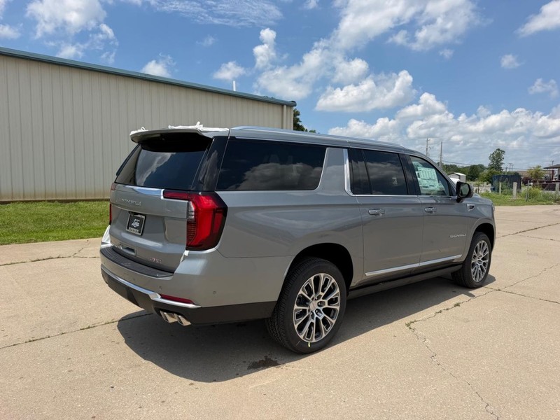 GMC Yukon XL Vehicle Full-screen Gallery Image 3