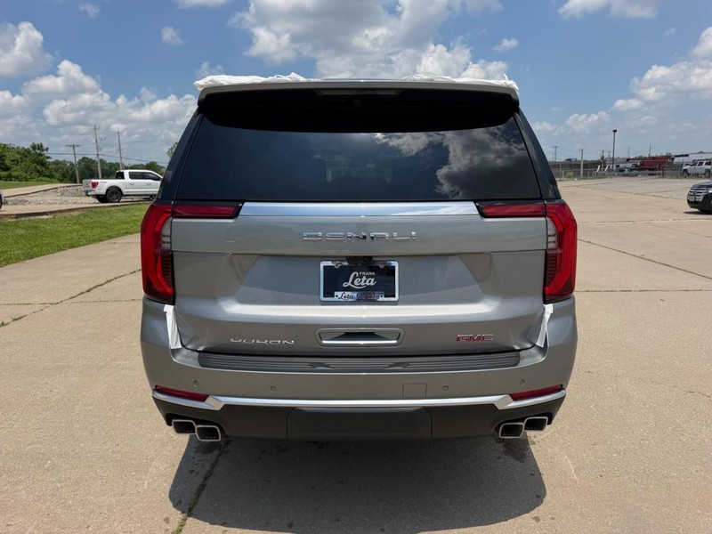 GMC Yukon XL Vehicle Full-screen Gallery Image 4