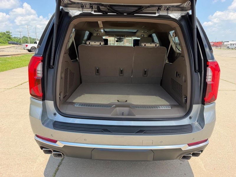 GMC Yukon XL Vehicle Full-screen Gallery Image 5
