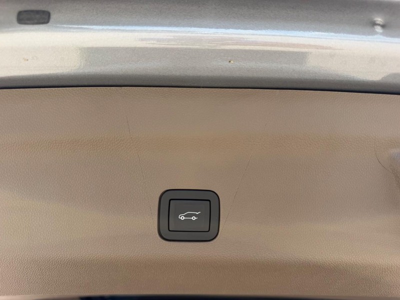 GMC Yukon XL Vehicle Full-screen Gallery Image 6