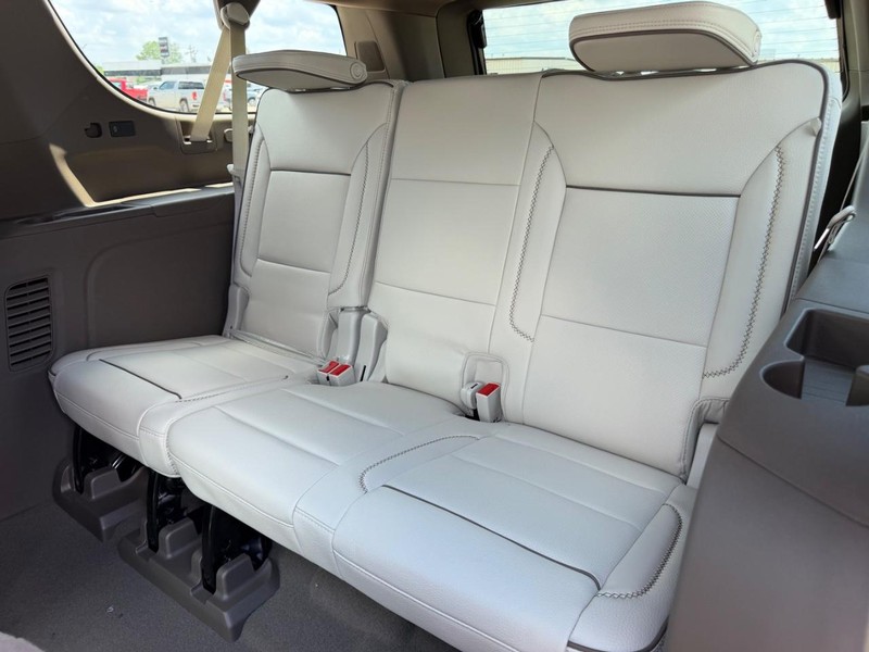GMC Yukon XL Vehicle Full-screen Gallery Image 8