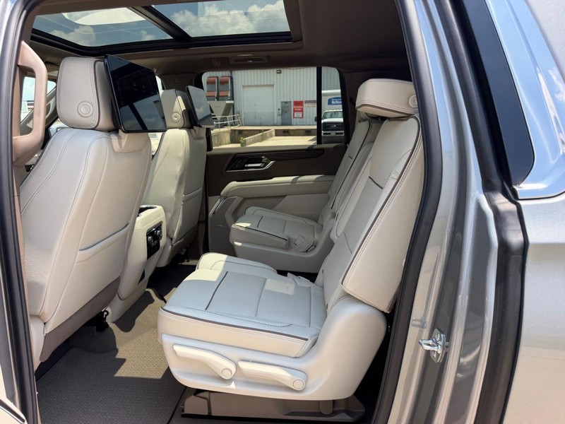 GMC Yukon XL Vehicle Full-screen Gallery Image 9