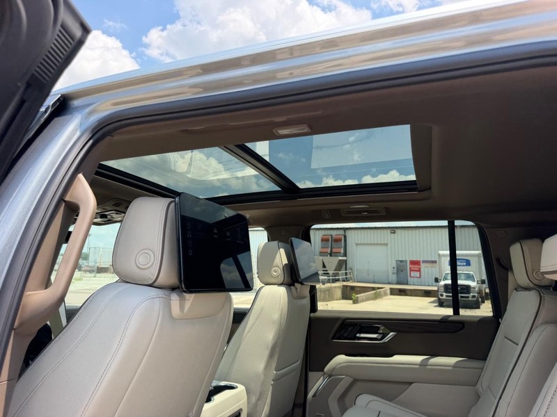 GMC Yukon XL Vehicle Full-screen Gallery Image 10