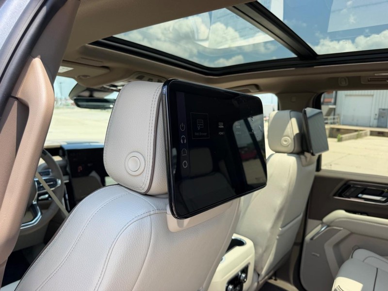 GMC Yukon XL Vehicle Full-screen Gallery Image 11