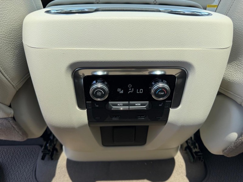 GMC Yukon XL Vehicle Full-screen Gallery Image 12