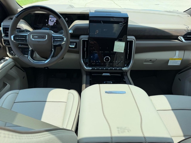GMC Yukon XL Vehicle Full-screen Gallery Image 13