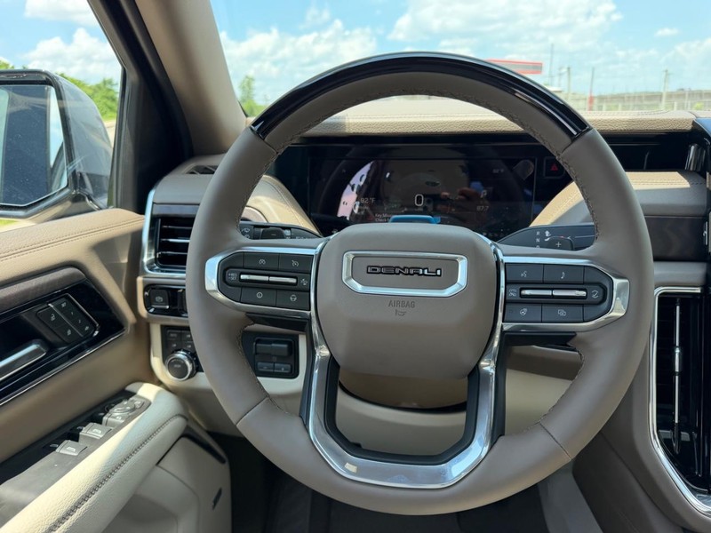 GMC Yukon XL Vehicle Full-screen Gallery Image 14