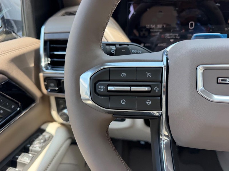 GMC Yukon XL Vehicle Full-screen Gallery Image 15