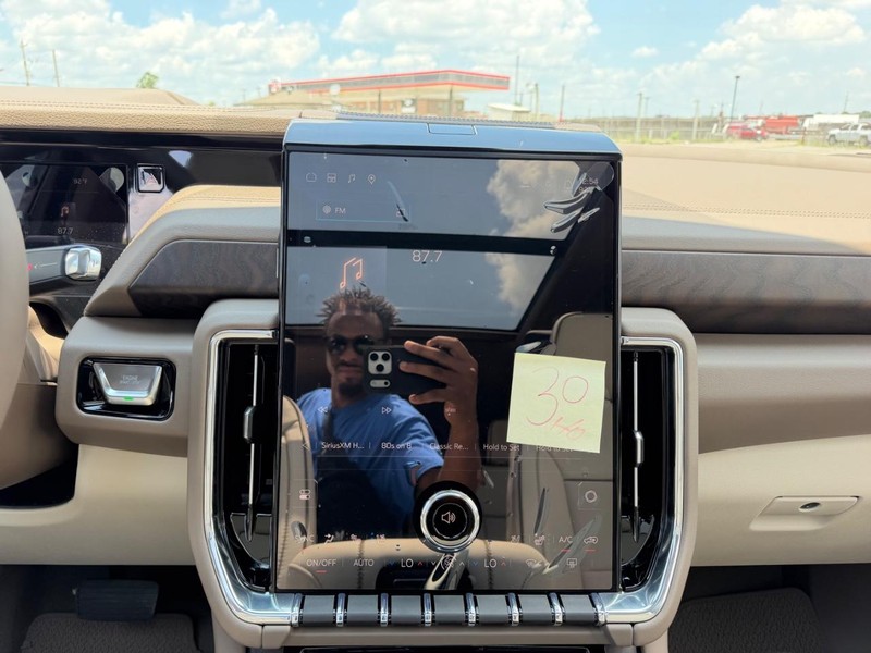 GMC Yukon XL Vehicle Full-screen Gallery Image 18