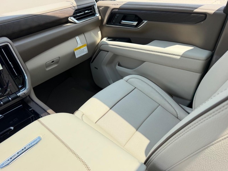 GMC Yukon XL Vehicle Full-screen Gallery Image 20