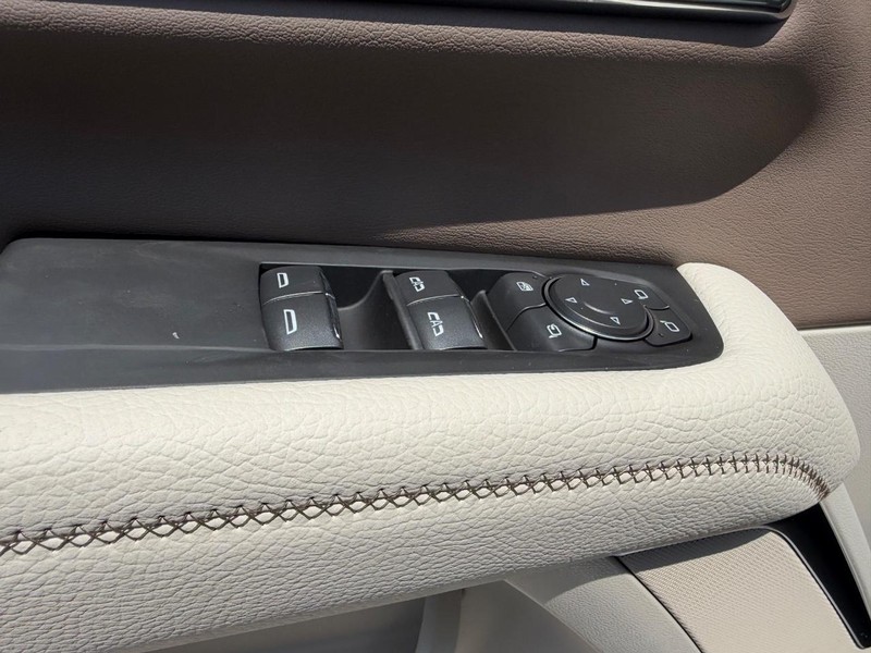 GMC Yukon XL Vehicle Full-screen Gallery Image 21