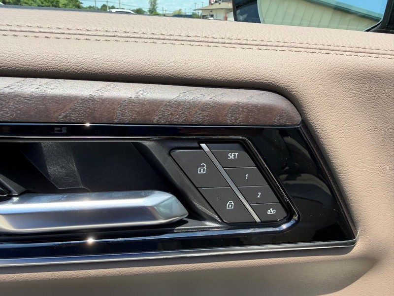 GMC Yukon XL Vehicle Full-screen Gallery Image 22