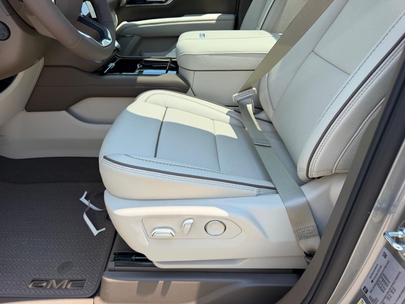 GMC Yukon XL Vehicle Full-screen Gallery Image 23