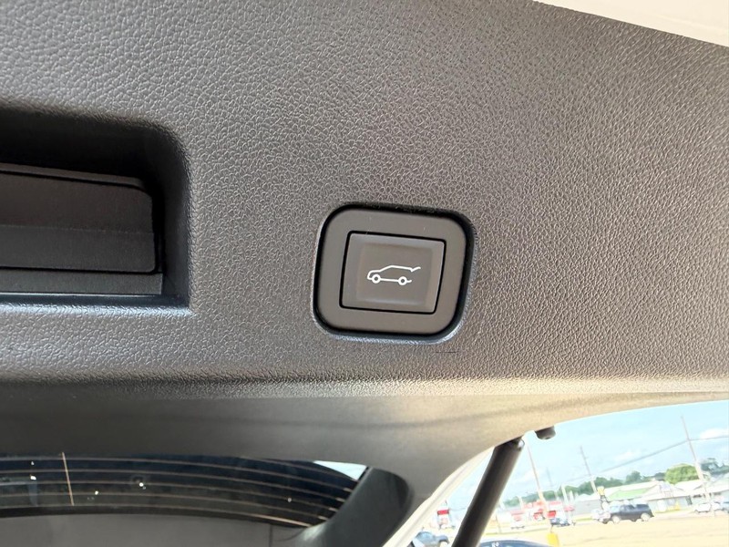 GMC Acadia Vehicle Full-screen Gallery Image 6