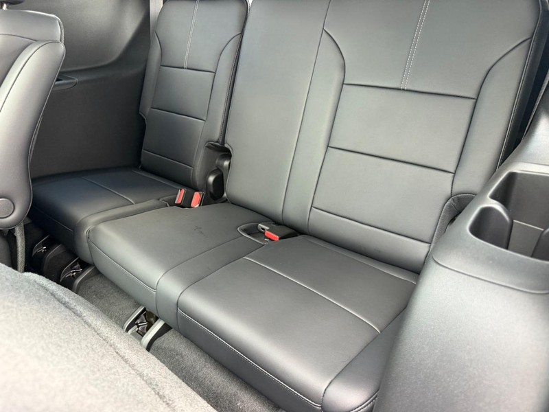 GMC Acadia Vehicle Full-screen Gallery Image 8