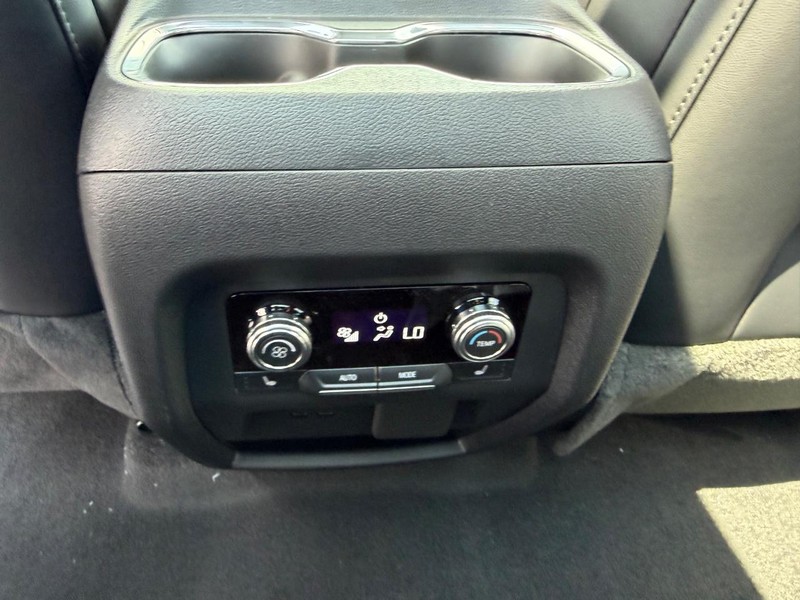 GMC Acadia Vehicle Full-screen Gallery Image 11
