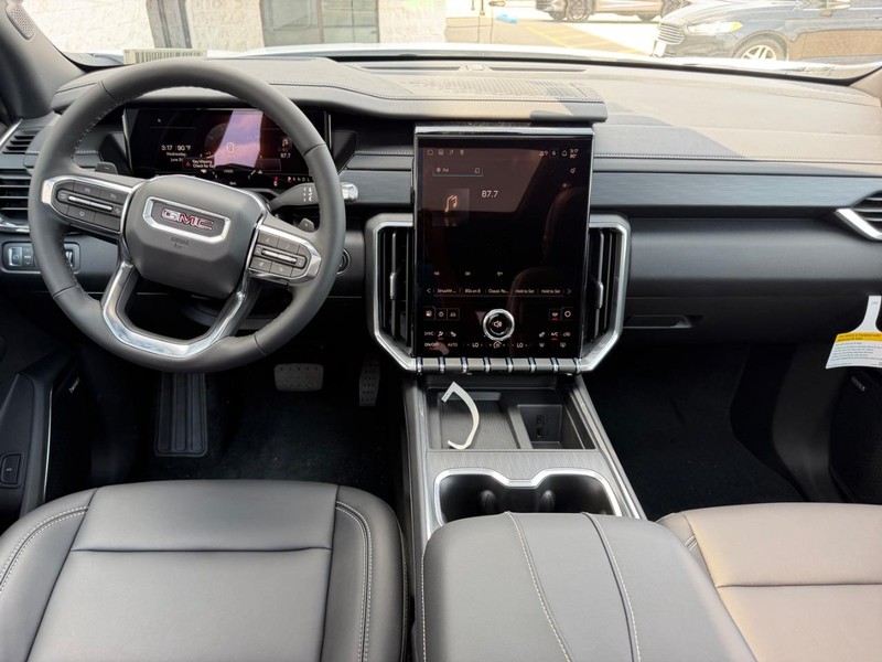 GMC Acadia Vehicle Full-screen Gallery Image 12